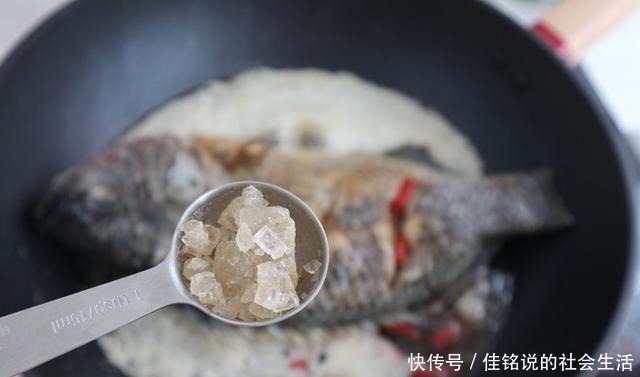  料酒|不管炖什么鱼，万万不能放“这2种”调料，否则鱼腥味重太难吃！