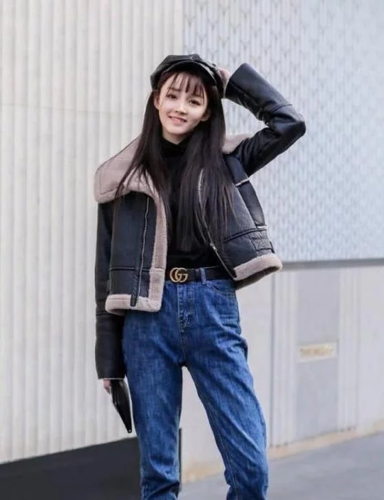 身穿|街拍:气质高雅的小美女,身穿黑色的长款外套,时尚达人气质