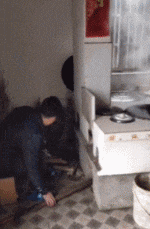 老板|搞笑GIF:老板,咱们这里有一个员工正在使用外挂,要不要把他辞退了