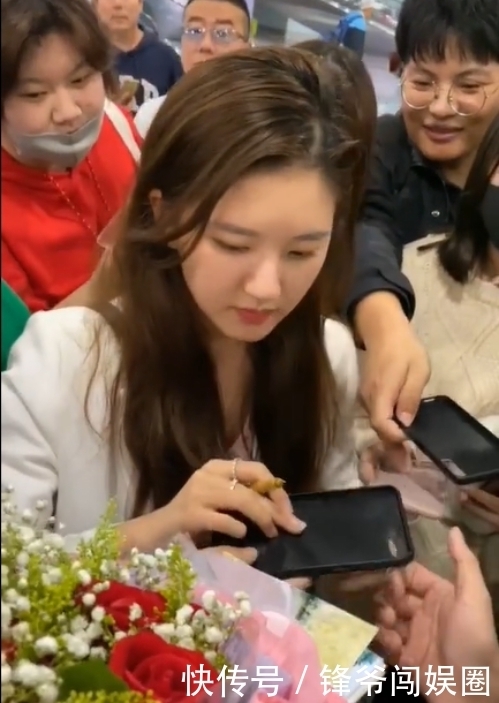  上帝|赵露思机场生图火了！被粉丝拿手机怼脸拍，这脸是上帝亲手捏的吧