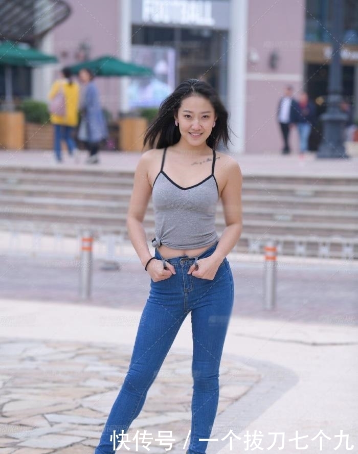  设计|街拍：嫌衣服设计太长，直接打了“死结”，这样穿有什么亮点？