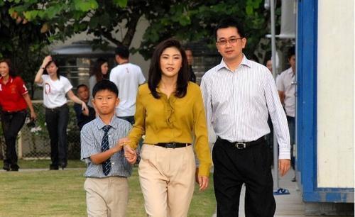 国外|3年前,泰国女总理英拉独自逃往国外,泰国是怎么对待她家人的?