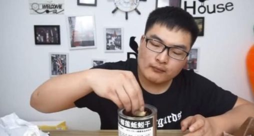 挑战|网红挑战吃30斤的巧克力,最后却“翻车”了吃不了改成喝