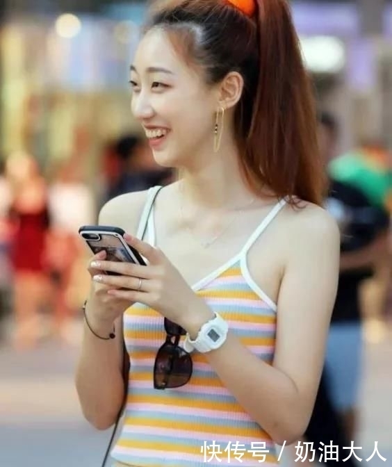 小姐姐|街拍:身材高挑的小姐姐,条纹上衣配牛仔热裤,青春活力气息
