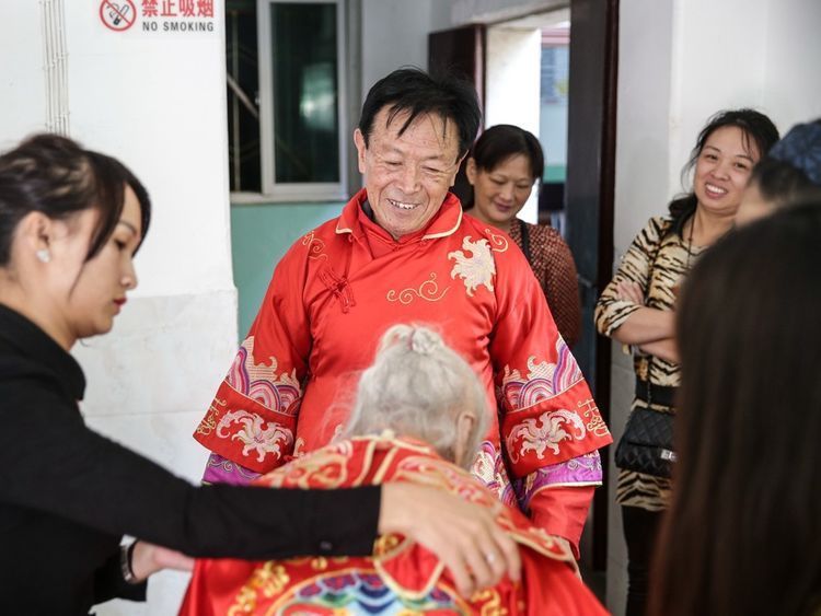 拍手|98岁老母亲“嫁”给74岁儿子，真相却让人拍手称赞！