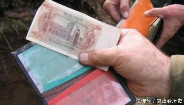 德国|挖土党发现德军私人物品，雪茄和酒没有损坏，打仗生活质量也不差
