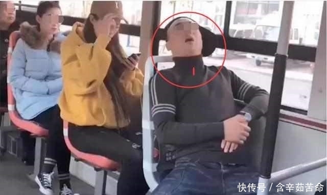 公交车|公交车上男子睡觉打呼噜, 一旁美女把”创可贴“贴在男子嘴巴上, 网友: 真香