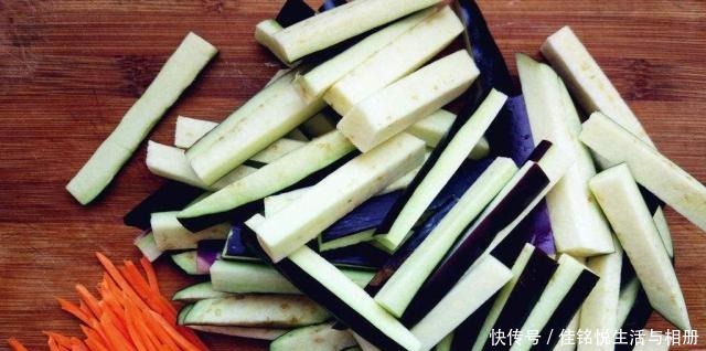 方法|炒茄子时,一下锅就变黑那是你方法没对!加点它,怎么都炒不黑