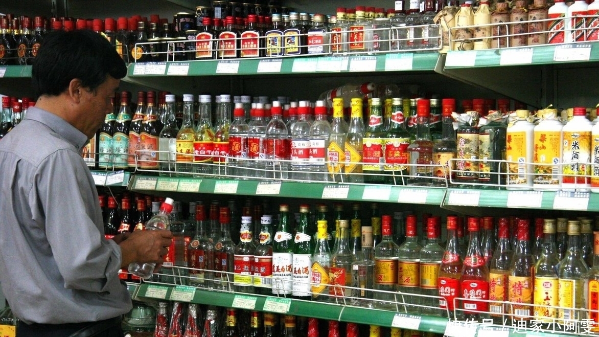 辨别|买白酒,如何分辨是粮食酒还是酒精勾兑酒?学会这几招,轻松辨别
