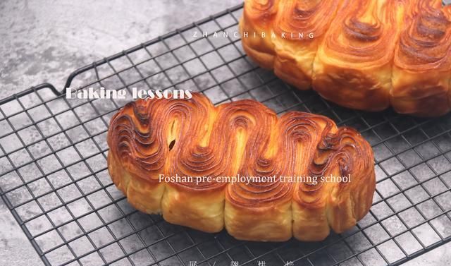 详细|从揉面、整形到烘烤,这里有超详细的「丹麦面包」制作方法技巧