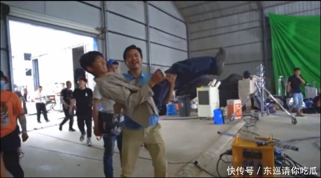  路透|邓超剧场公主抱王源，路透图曝光，王源的真实颜值也太普通了吧