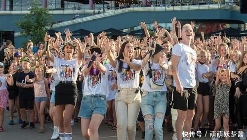 立陶宛|立陶宛首都举行大型抖音海外版视频拍摄活动