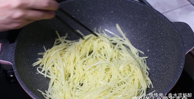 大厨|大厨教你土豆最好吃的做法,简单一做,比肉都香,上桌就光盘