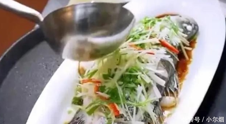  做出来|蒸鱼时, 万万不要直接下锅蒸, 多加这1步, 鱼肉超嫩没有一点腥味