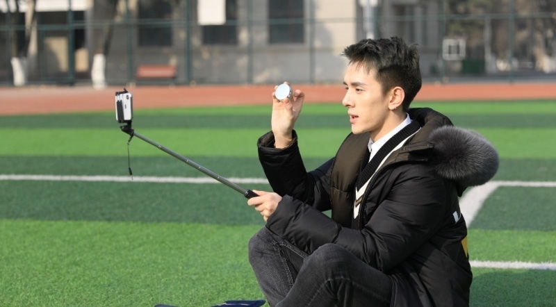  李佳琪|李佳琪拒绝《向往的生活》邀请，薇娅却难当大任，得知原因网友点赞