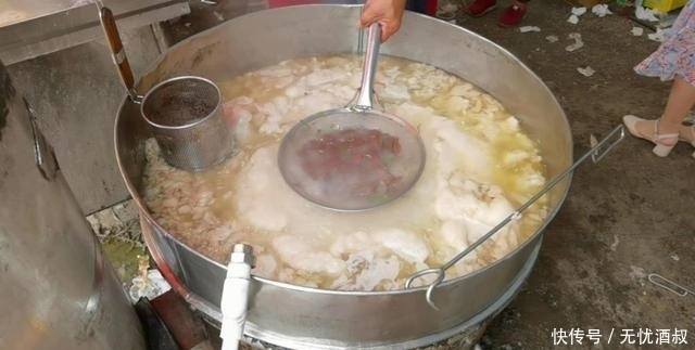 摆摊|六旬老夫妻摆摊卖小吃,20元一碗没人嫌贵,老顾客:就认这个味!