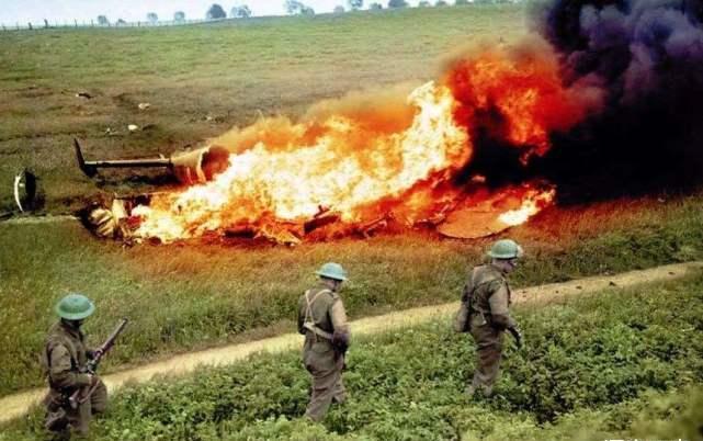 疯狂|新兵冲进指挥所,端枪疯狂扫射,将9名班长1个连长打成筛子