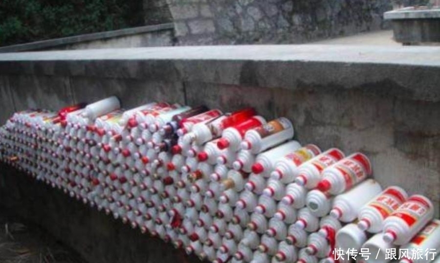 茅台|我国最贵的将军墓,墓前堆满了茅台,而倒掉的酒价值无法估量