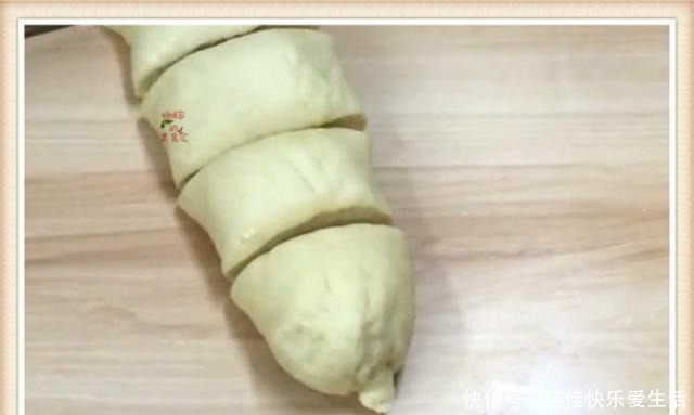 孩子|把2个苹果放进1碗面粉里,不烤不炸,松软香甜,挑食孩子也爱吃