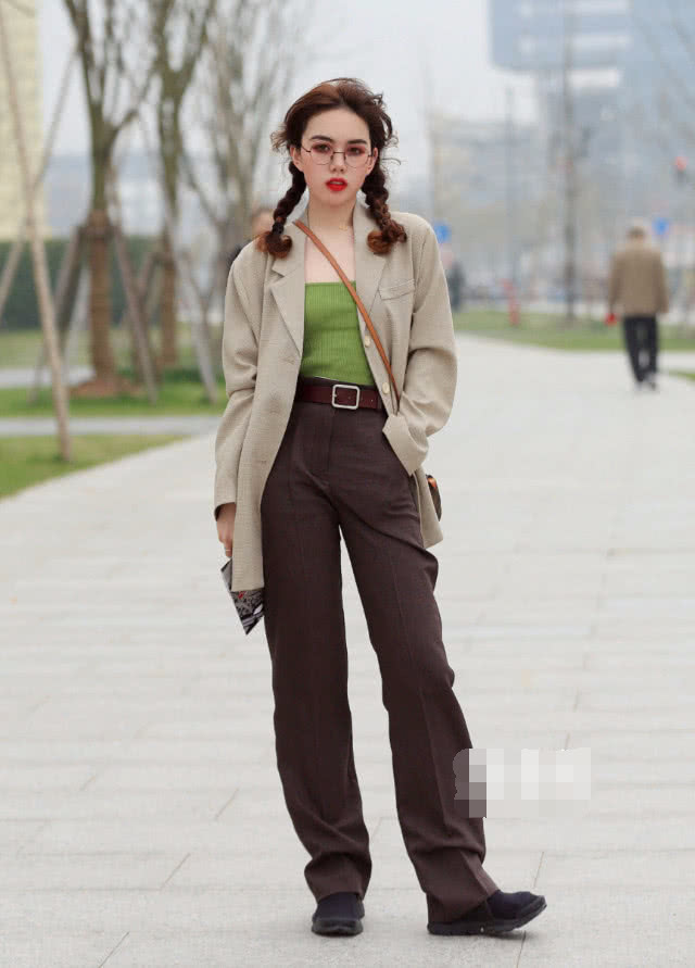 太潮|快把黑长直换了,火爆街头的“窝窝头”发型太潮了,显嫩20岁!