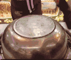  一旁|搞笑GIF：新郎抱伴娘，新娘在一旁，看来这婚是结不成了