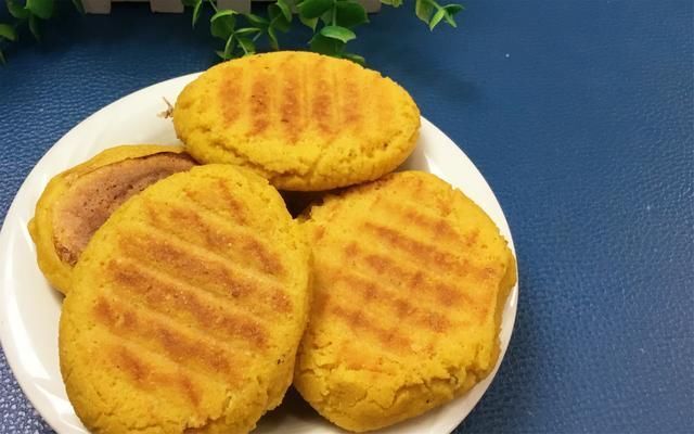  玉米面|一点白面也不掺，这才是正宗玉米面贴饼子，外壳焦脆太好吃了