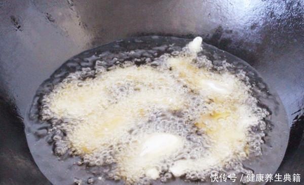 回软|炸蘑菇,沾淀粉还是面粉都不对,这是正确方法,蘑菇酥脆不回软