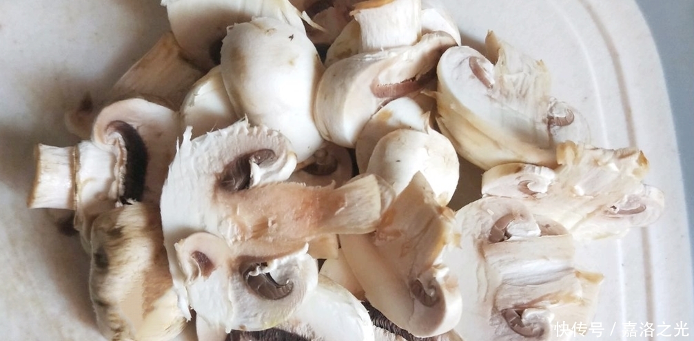 浓郁|奶油蘑菇汤,饭店几十元一份,教你自己做,奶香浓郁,家人特爱吃