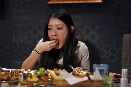 分量|真够厉害的日本美女到中国吃饭,咬牙点了两份菜,看到账单后呆了