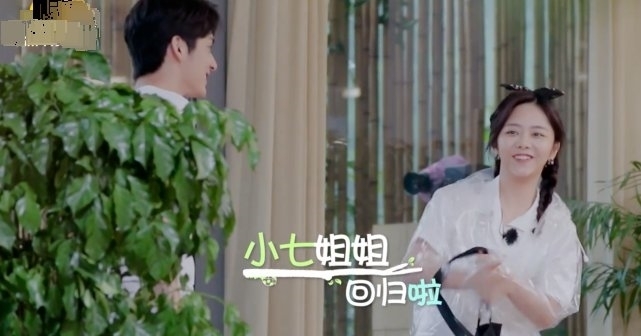 剧情|谭松韵冒雨重返节目组,谁注意张新成下意识反应?怕是偶像剧情