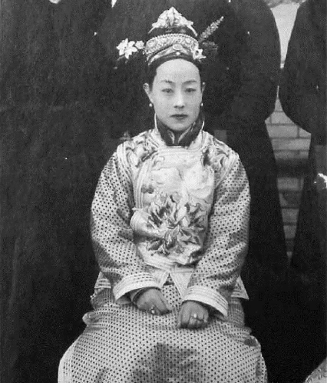 清末|清末老照片,图一是慈禧七十岁的妈,图七是溥仪吃奶到九岁的乳母