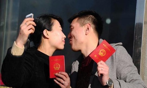 说完|你俩结婚证都领了，彩礼不给又能怎样婆婆刚说完就后悔了