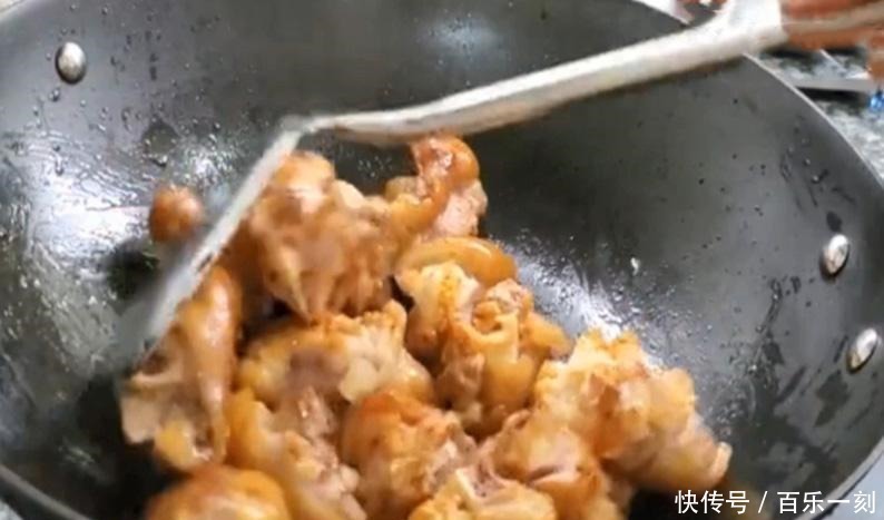 厨师|炖猪蹄时,是先焯水,还是直接炖全错了,厨师教你正确方法