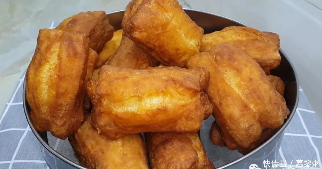 发面|家常小油条的做法,不发面不烫面,个个焦脆又香甜,真的太好吃了