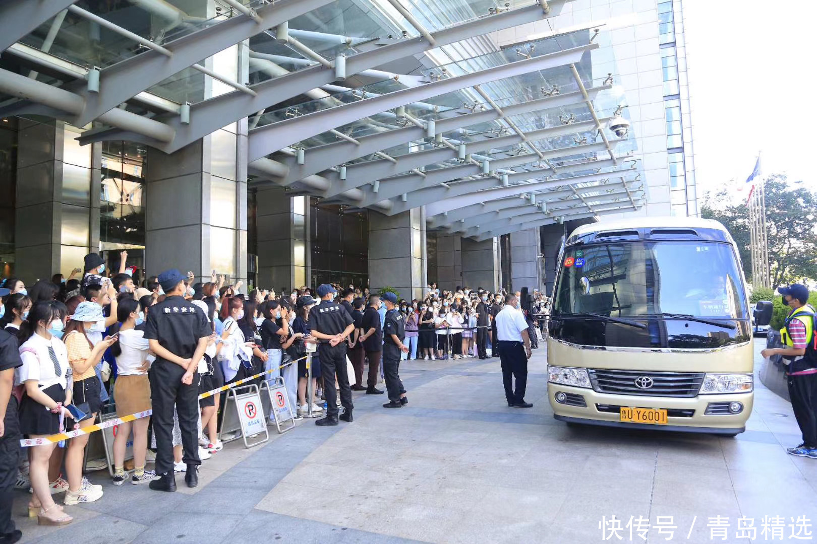 尖叫|蔡徐坤、陈立农……跑男来青岛了!录制现场大批粉丝尖叫连连