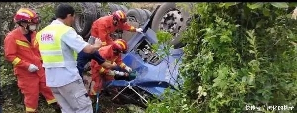  大型|禾市高速出口附近一辆大型货车侧翻，司机被压在下面.....