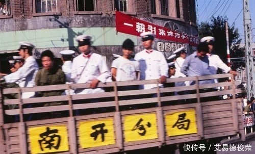  老照片|80年代严打老照片：强奸犯挂牌子游街示众，女犯人被公审