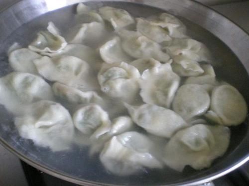 拿走锅盖|煮饺子,要不要盖锅盖多数人做错了,难怪饺子软糯不劲道还破皮