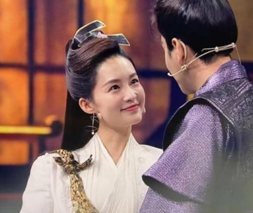 李沁|《王牌对王牌》李沁再扮鸡腿姑娘,离开滤镜的她,对比不要太真实