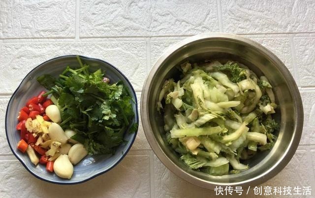 爷俩|宅家不能出门,给爷俩做了一道菜,上桌筷子打架,吃完还说不够