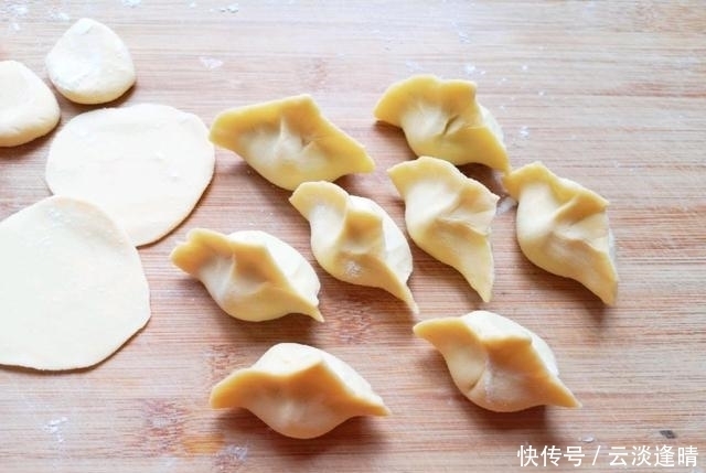 面条|秋季吃面条不如吃饺子,香菇与虾仁搭配在一起,鲜香可口