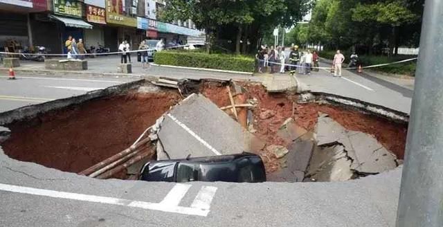  地面|刚刚，湘潭路面塌陷一汽车坠坑，驾驶员已爬到地面