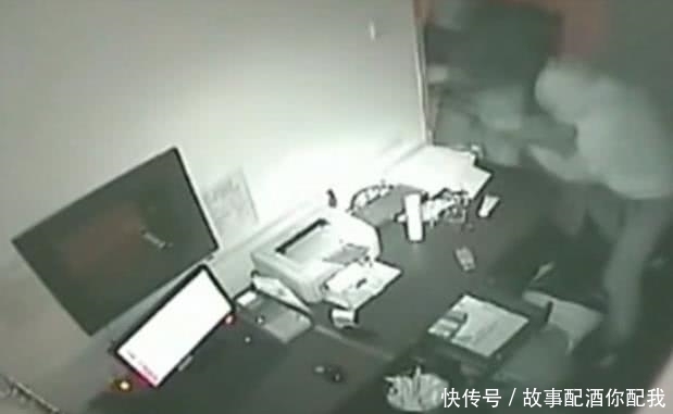 发觉|女子深夜值班，发觉不对劲想要去把门锁死，接下来的一幕让人傻眼