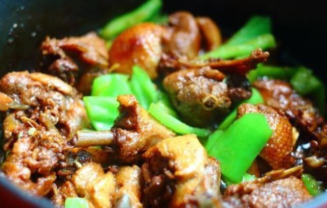 香辣|风味独特的家常菜,烧鸭肉要放这些、才美味,香辣爽口无腥味