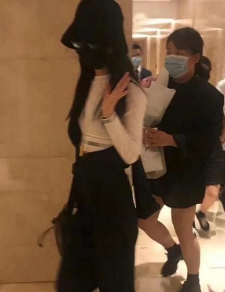 打电话|《中餐厅》请不到赵丽颖,黄晓明给冯绍峰打电话,轻松搞定