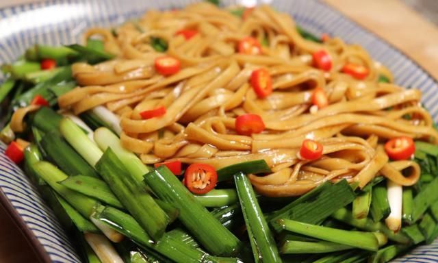 正确|洗韭菜时,切记不要只用清水洗,只会越洗越脏,这才是正确的洗法