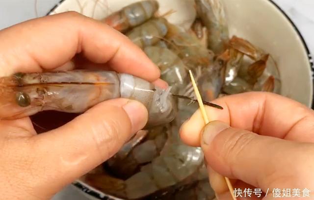 虾肉|煮大虾时,加水煮就错了,如此做,虾肉鲜嫩入味又好吃,太香了