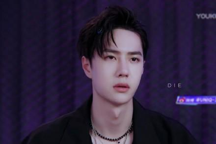  王一博|王一博枕头大战carry全场，酷盖男孩也有温柔？网友：弟弟太苏了