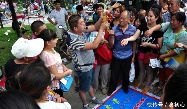 碰见|这种“骗术”目前依然常出现在街头，碰见请绕道！