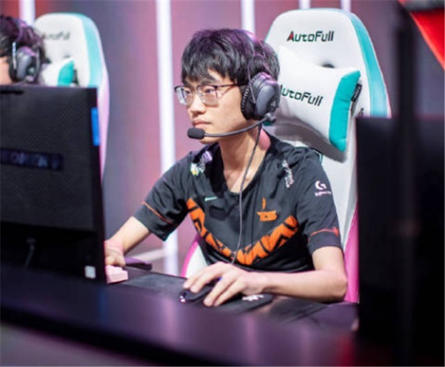 JKL的粉丝|LOL:电竞无间道?左手超话主持人喷阿水,被扒原是宝蓝粉丝